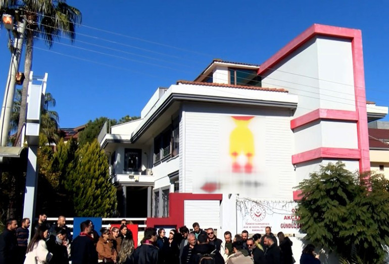 Karne almak için çocuklarıyla okula gelen veliler şok oldu | Öğretmen ve öğrencilerin ağladığını gördük