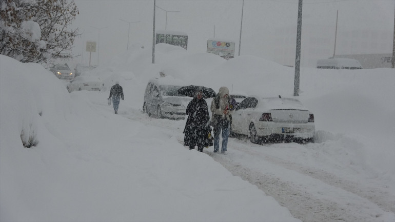 Kentte kar kalınlığı 152 santimetreye ulaştı 211 yerleşim yerine ulaşım sağlanamıyor
