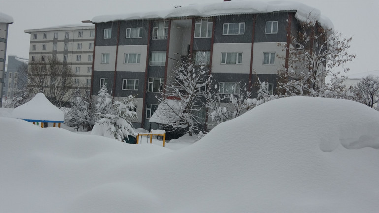 Kentte kar kalınlığı 152 santimetreye ulaştı 211 yerleşim yerine ulaşım sağlanamıyor