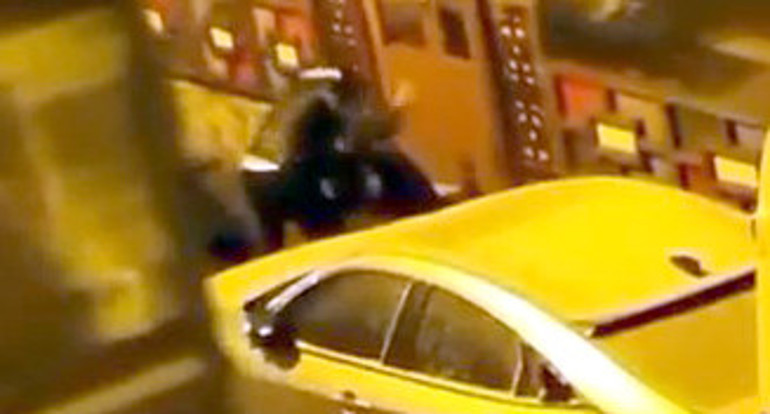 Avcılarda tartıştığı kadını sokak ortasında tekme tokat darbetti