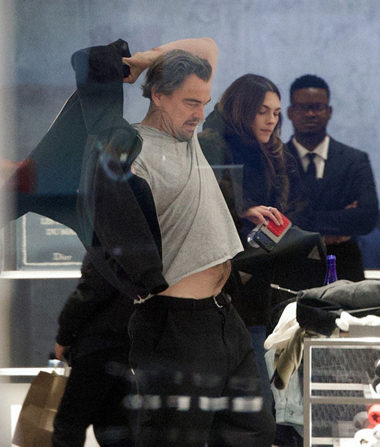 Yaşı büyüdü, artık terk edilir diyorlardı… Usta çapkın bu sefer fena aşık… Kıyafet alışverişini bile onsuz yapamıyor