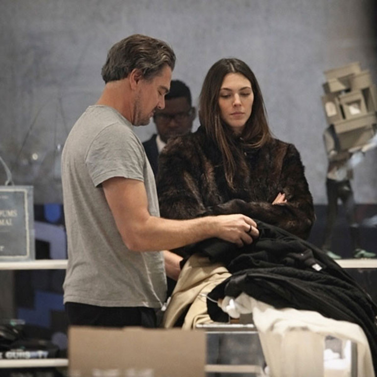 Yaşı büyüdü, artık terk edilir diyorlardı… Usta çapkın bu sefer fena aşık… Kıyafet alışverişini bile onsuz yapamıyor