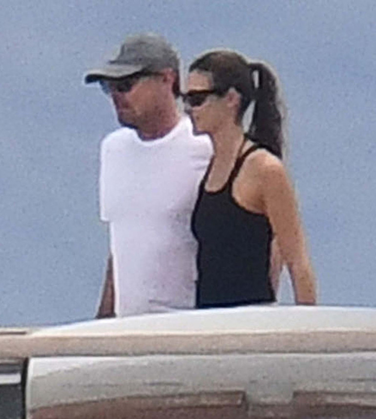 Yaşı büyüdü, artık terk edilir diyorlardı… Usta çapkın bu sefer fena aşık… Kıyafet alışverişini bile onsuz yapamıyor