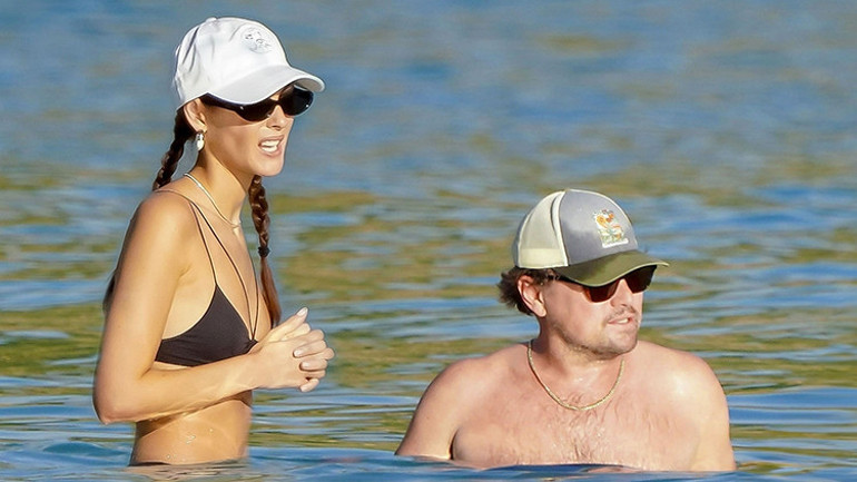 Yaşı büyüdü, artık terk edilir diyorlardı… Usta çapkın bu sefer fena aşık… Kıyafet alışverişini bile onsuz yapamıyor