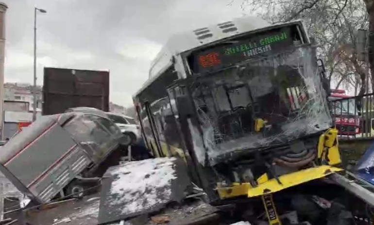  Esenlerde İETT otobüsü otoparka daldı