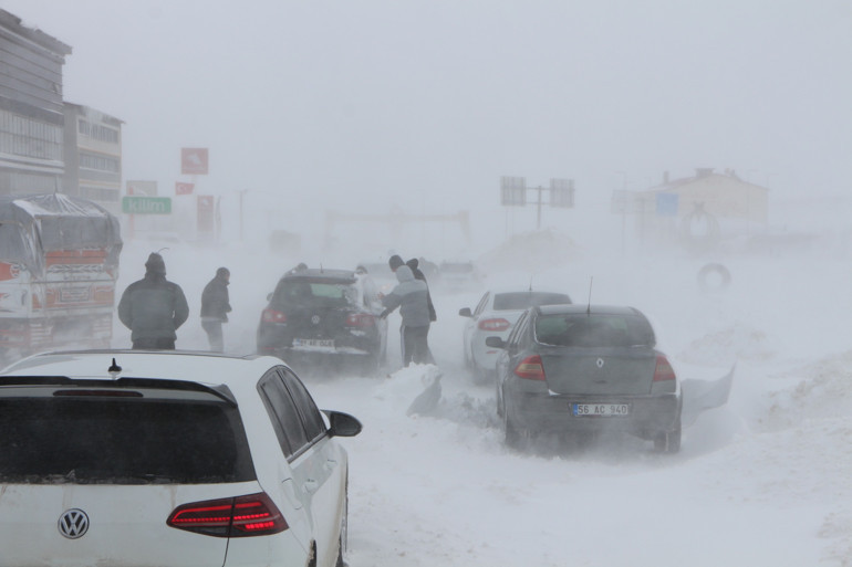 Kentte yollar ulaşıma kapandı Hastaneden taburcu olan anne ve bebeği kepçeyle evine götürüldü