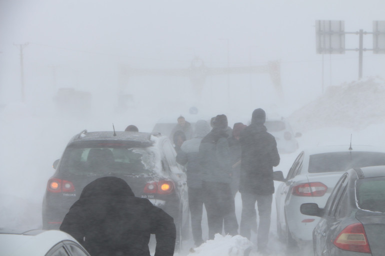 Kentte yollar ulaşıma kapandı Hastaneden taburcu olan anne ve bebeği kepçeyle evine götürüldü