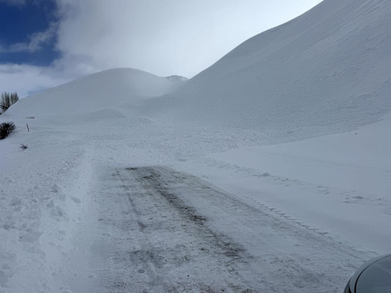 Bingölde ilçe yoluna çığ düştü Saniyelerle kurtuldular... Ekipler sevk edildi
