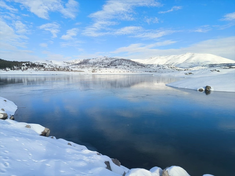 Kar yağışının ardından göller dondu, kartpostallık manzaralar ortaya çıktı