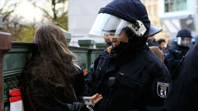 Almanyada YPG/SDG yandaşları taşkınlık çıkardı: Polise, kamu malına ve iş yerlerine saldırdılar