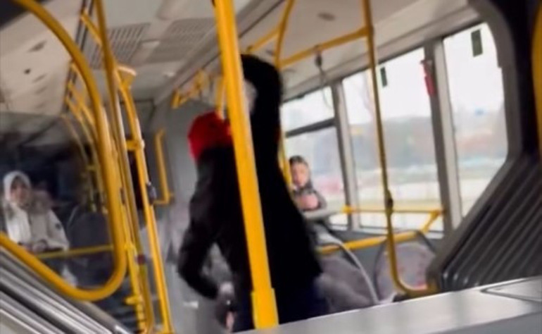 Otobüste yer tartışmasında yolcuyu darbedip, Komutanımı çağırın dedi