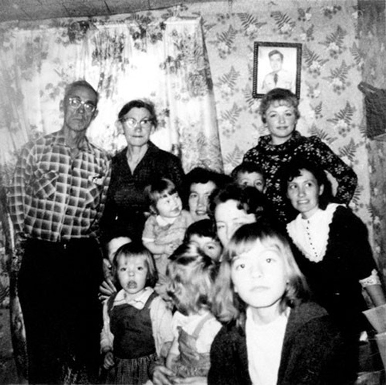 Ünlü şarkıcı,11 kardeşiyle birlikte tek odalı bir evde büyüdü: Annem bize yem çuvallarından kıyafetler dikerdi... Yine de gönlümüz zengindi