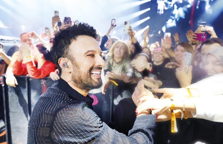 Tarkan ile Cem Yılmaz aynı sahnede... İşte kuzu kuzu geldim