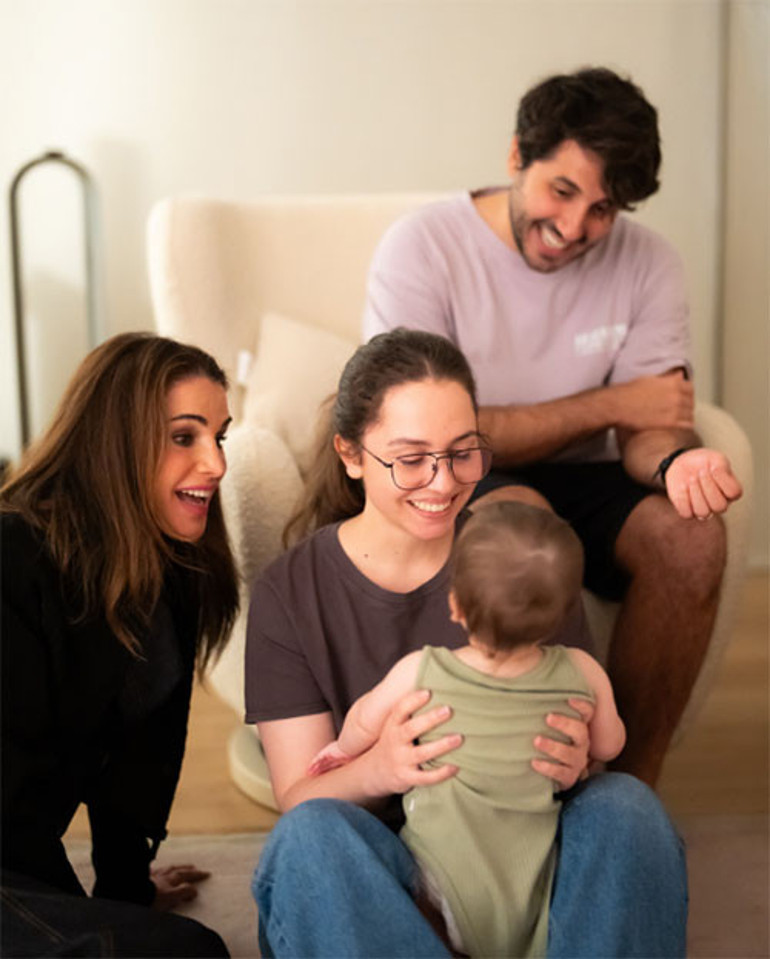 Sekiz ay boyunca hamileliği saklamıştı: Gizemli torun hızlı büyüdü... Bu nasıl büyükanne