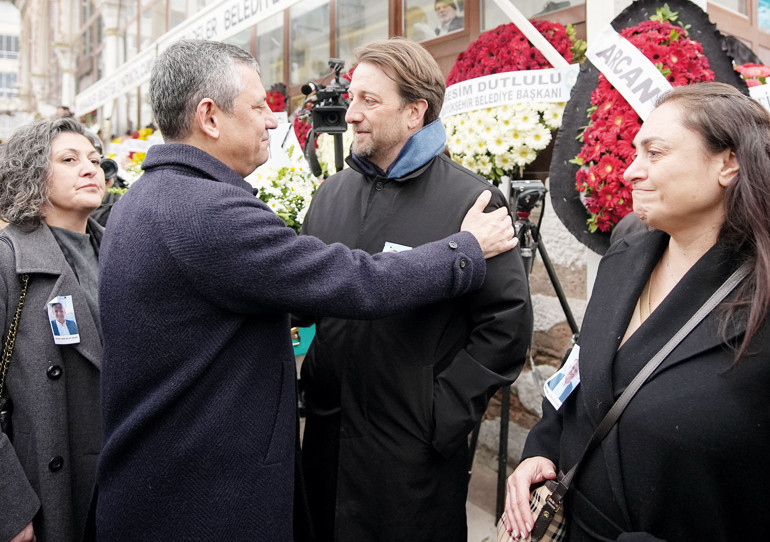 Memleketinde cenazeye katıldı