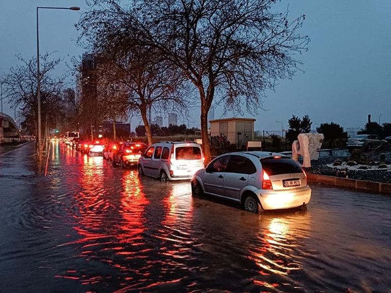 Sağanak ve karla karışık yağmur geliyor Meteorolojiden çok kuvvetli fırtına ve yağış uyarısı: 15 ilde alarm verildi İzmiri sağanak vurdu dere taştı
