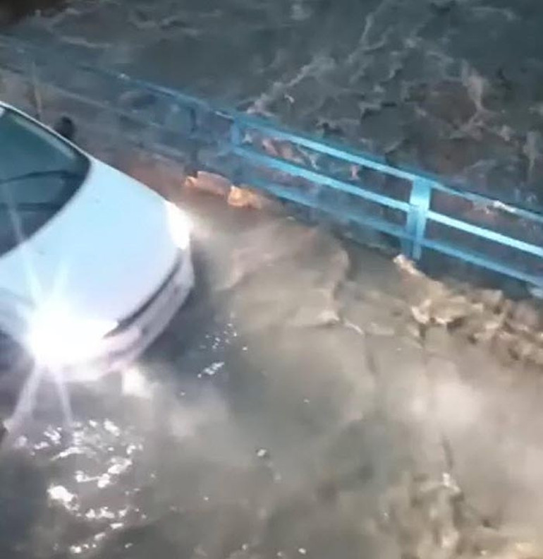 Sağanak ve karla karışık yağmur geliyor Meteorolojiden çok kuvvetli fırtına ve yağış uyarısı: 15 ilde alarm verildi İzmiri sağanak vurdu dere taştı