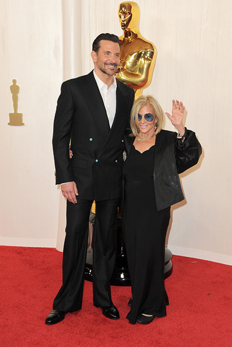  Sevgilisine evlenme teklifi için kendi annesinin ağzından çıkacak bir tek kelimeyi bekliyor