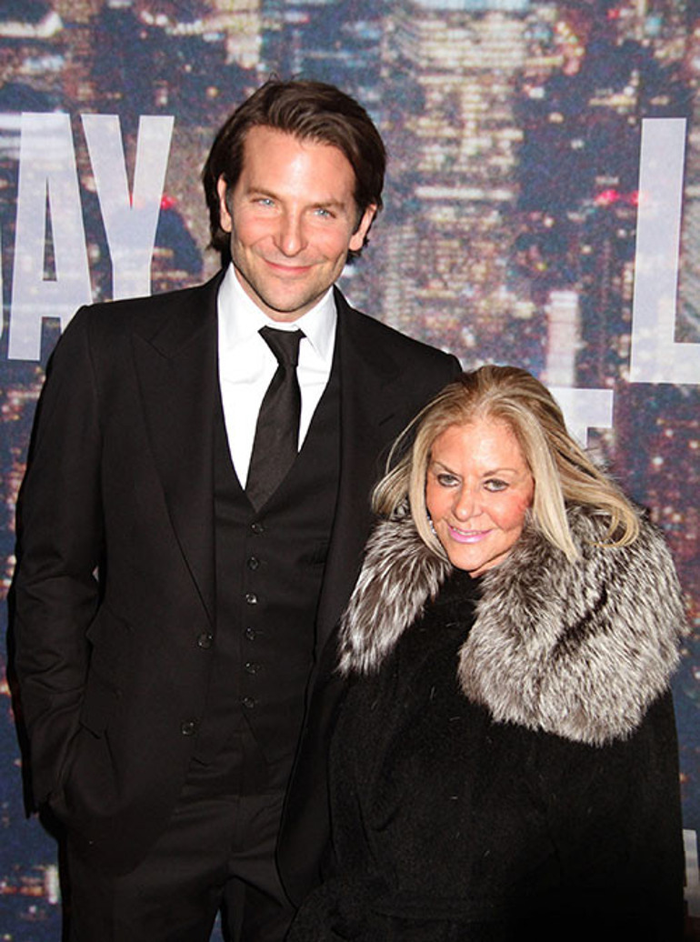  Sevgilisine evlenme teklifi için kendi annesinin ağzından çıkacak bir tek kelimeyi bekliyor