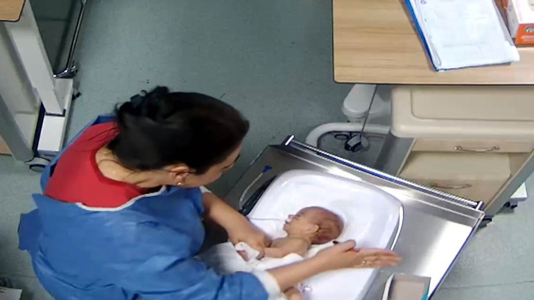  5 günlük bebeği dövüp engelli kalmasına neden oldu Korkunç olayın kamera görüntüsü ortaya çıktı