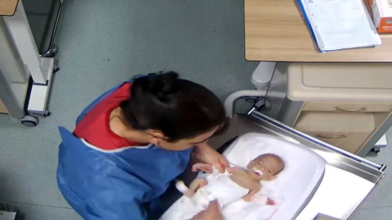  5 günlük bebeği dövüp engelli kalmasına neden oldu Korkunç olayın kamera görüntüsü ortaya çıktı