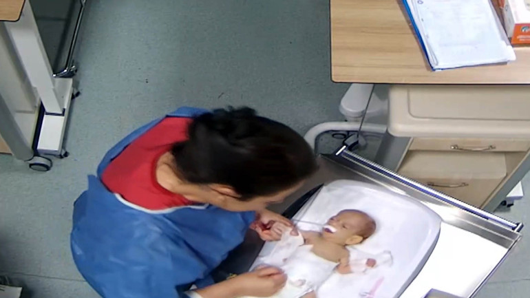  5 günlük bebeği dövüp engelli kalmasına neden oldu Korkunç olayın kamera görüntüsü ortaya çıktı