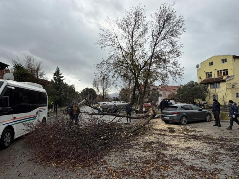 Sağanak ve karla karışık yağmur geliyor Meteorolojiden çok kuvvetli fırtına ve yağış uyarısı: 15 ilde alarm verildi İzmiri sağanak vurdu dere taştı
