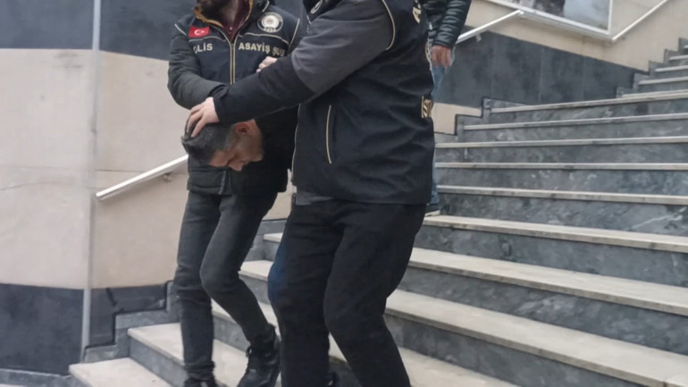 Kuyumcuyu soyup metrobüsle kaçan şahıs tutuklandı