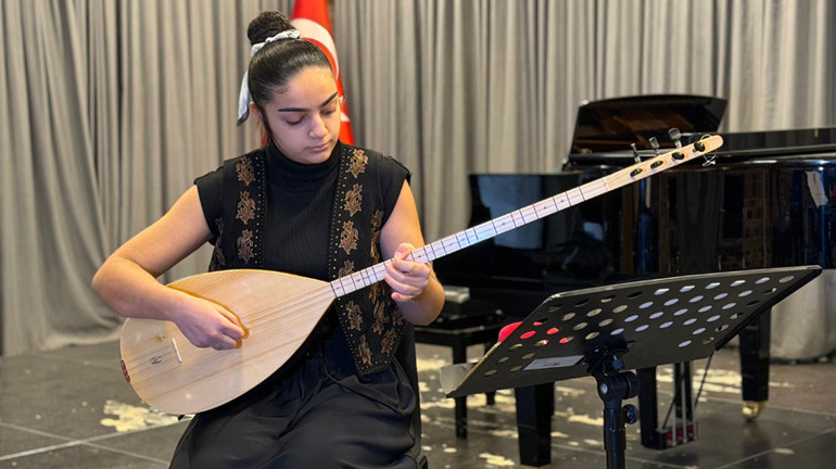 Liseli Zeynep Haydar Haydar türküsü ile 9 ödül kazandı