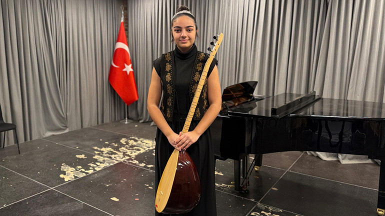 Liseli Zeynep Haydar Haydar türküsü ile 9 ödül kazandı