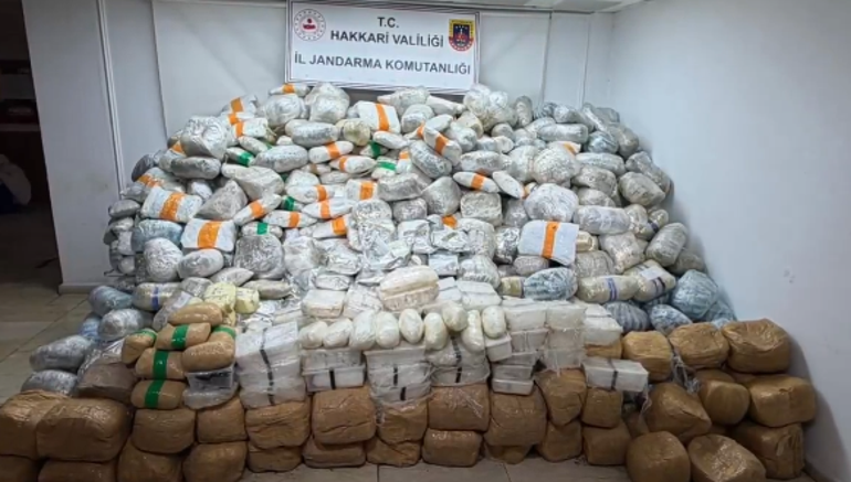 Hakkaride düzenlenen operasyonda 860 kilogram uyuşturucu madde ele geçirildi