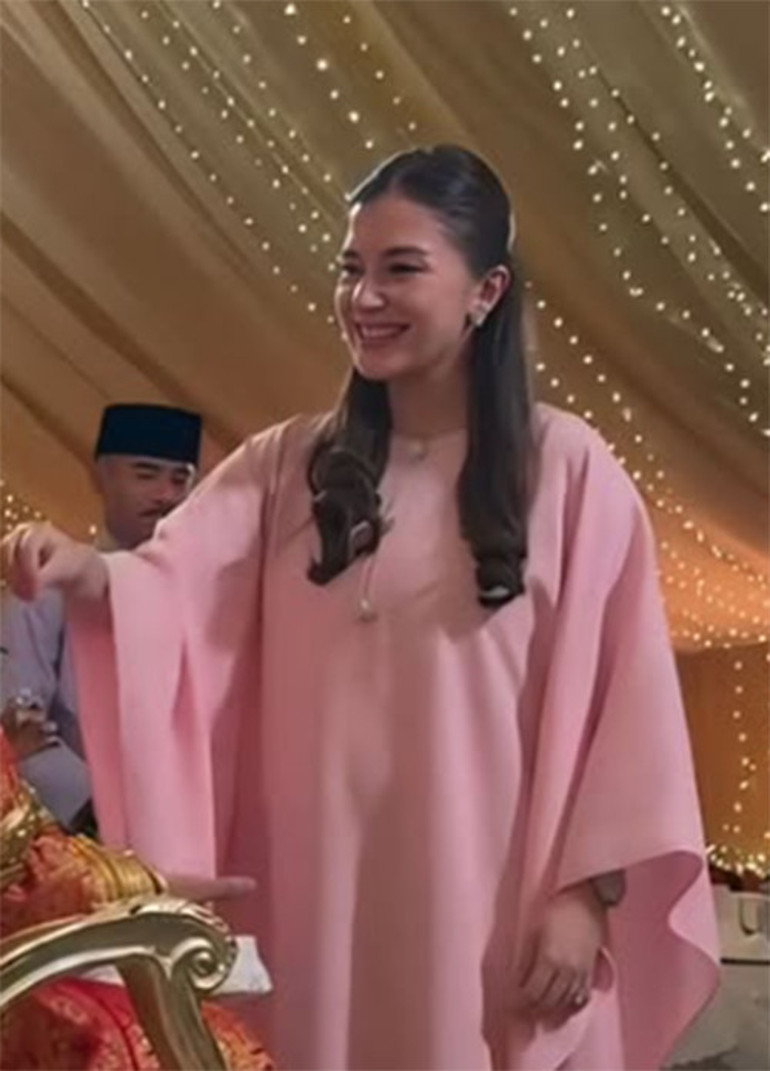 Çocukluk aşkıyla evlenip hamile kalmıştı: Pembe giymişsin, kızınız mı olacak