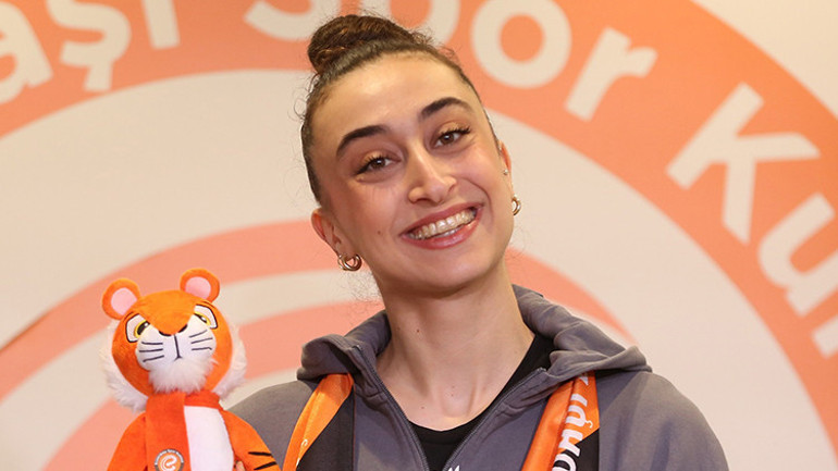 Eczacıbaşı Elif Şahinle sözleşme yeniledi