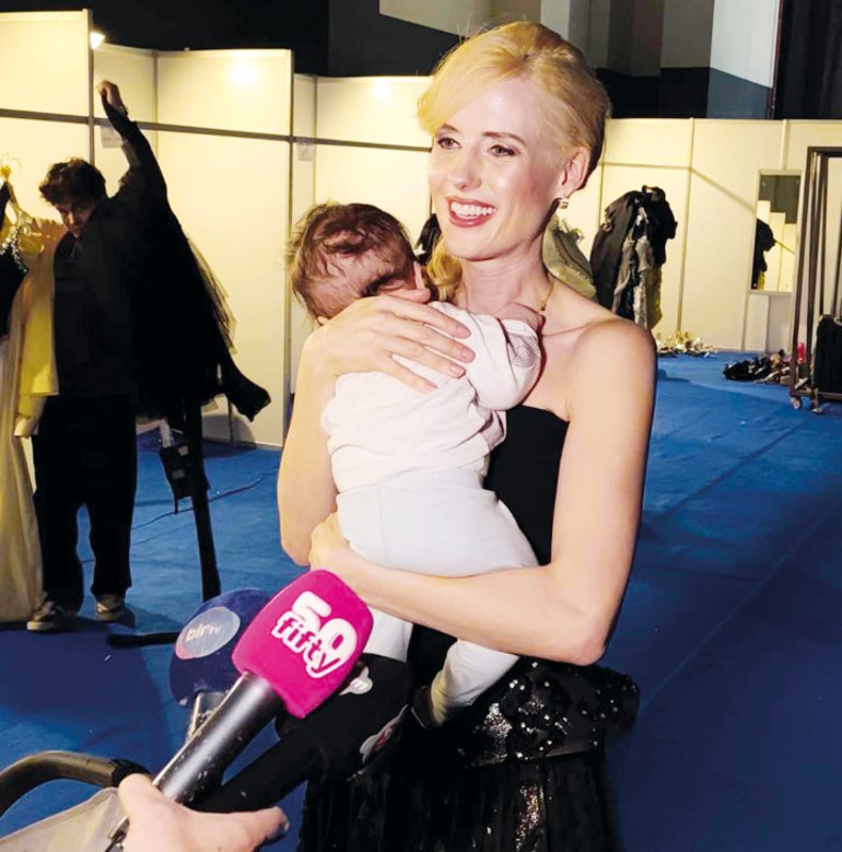 Wilma podyumda bebeği kuliste