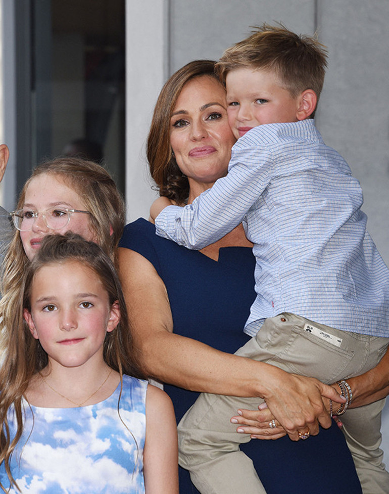 Üç çocuğunu tek başına büyüttü, çalışıp parasını da kazandı… Ona ‘altın kalpli’ diyorlar… Elindekini ihtiyacı olana dağıtıyor