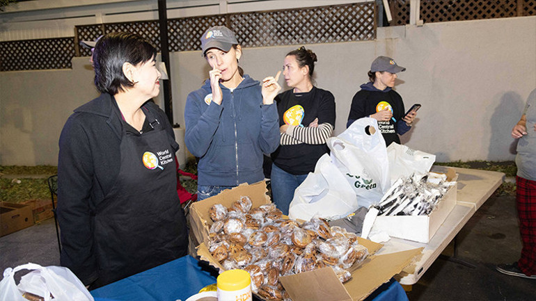 Üç çocuğunu tek başına büyüttü, çalışıp parasını da kazandı… Ona ‘altın kalpli’ diyorlar… Elindekini ihtiyacı olana dağıtıyor