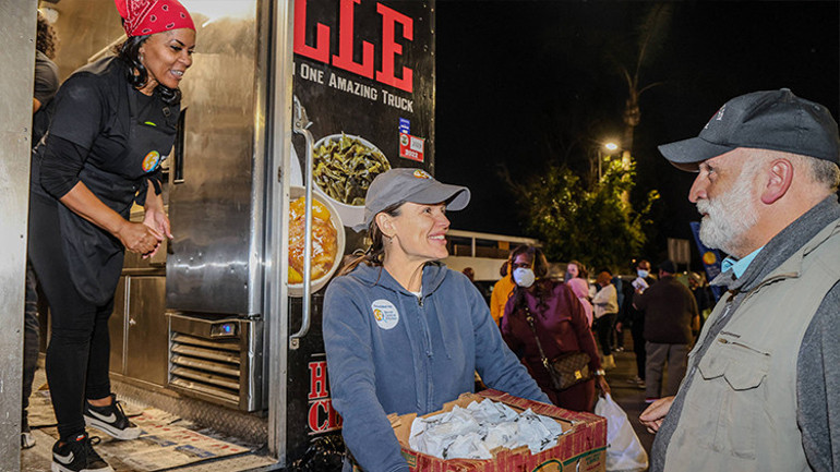 Üç çocuğunu tek başına büyüttü, çalışıp parasını da kazandı… Ona ‘altın kalpli’ diyorlar… Elindekini ihtiyacı olana dağıtıyor