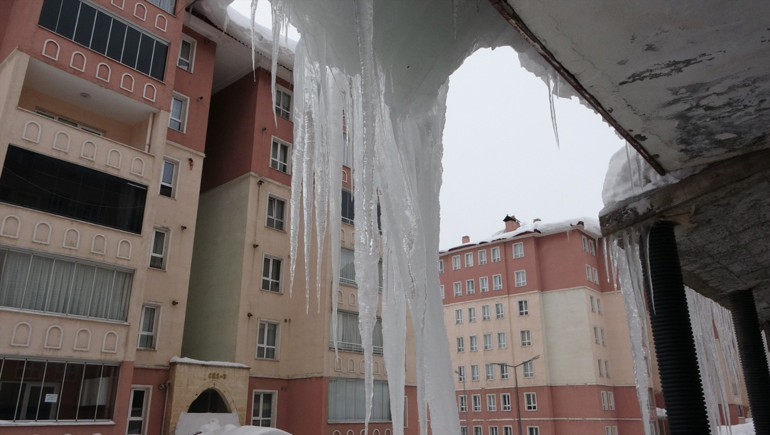  Çatı ve saçak altında durmayın