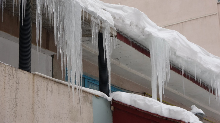  Çatı ve saçak altında durmayın