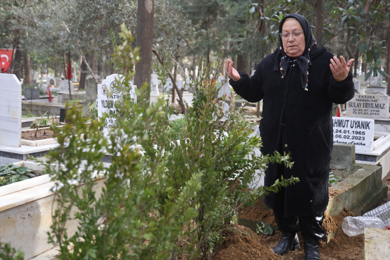 Hatayda depremde kaybolan kız kardeşinin mezarını buldu