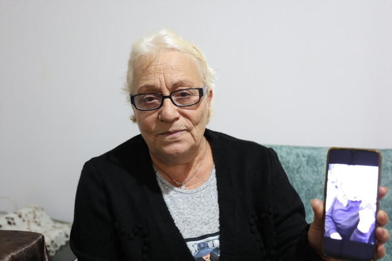 Hatayda depremde kaybolan kız kardeşinin mezarını buldu