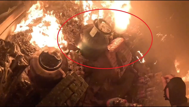  İtfaiye eri alevlerin arasına dalıp içeriden çıkardı