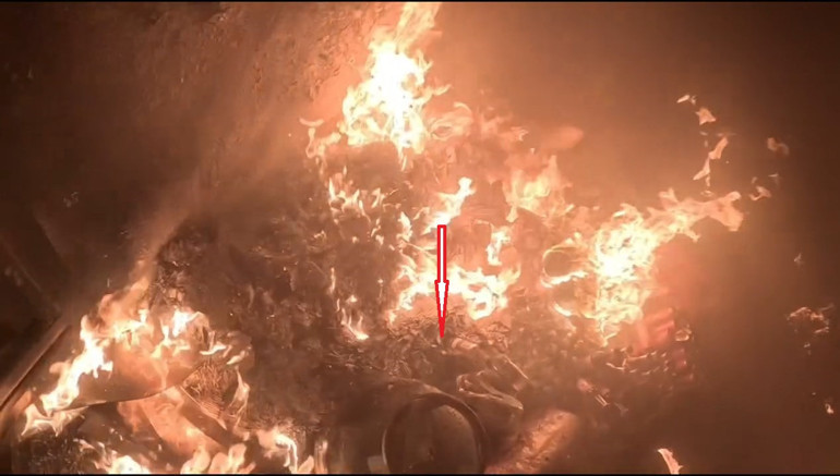  İtfaiye eri alevlerin arasına dalıp içeriden çıkardı