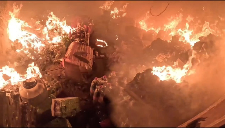  İtfaiye eri alevlerin arasına dalıp içeriden çıkardı