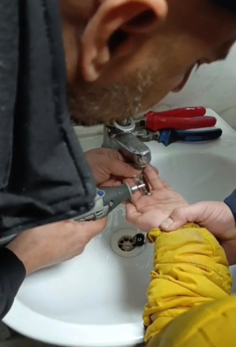 Parmağı metal paraya sıkışan çocuğu itfaiye kurtardı