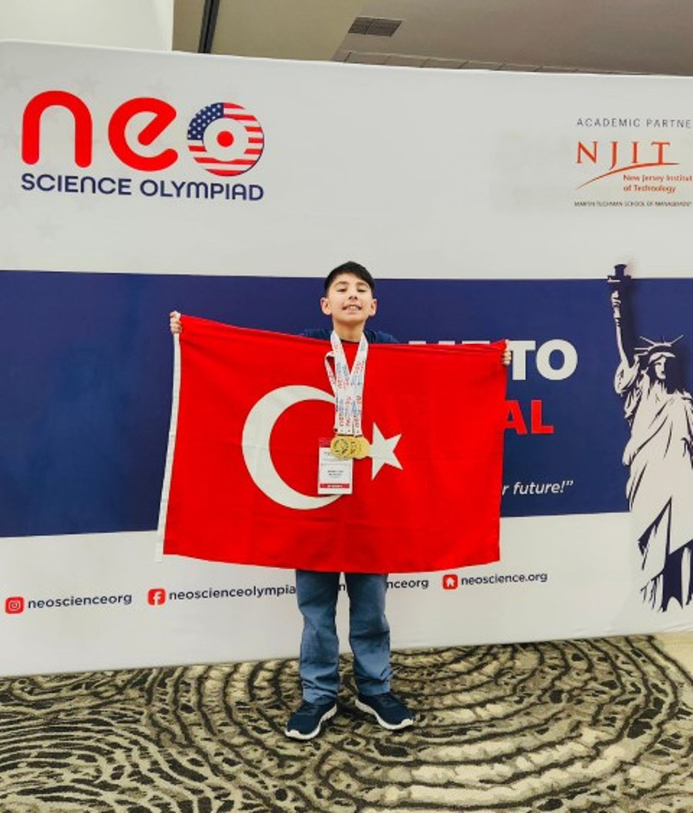  11 yaşındaki Sidar, Amerikadaki olimpiyatlarda dünya birincisi oldu