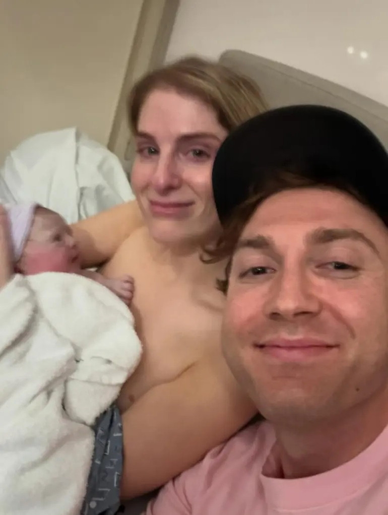  Bari kucağında bebekle doğum pozu vermeseydin