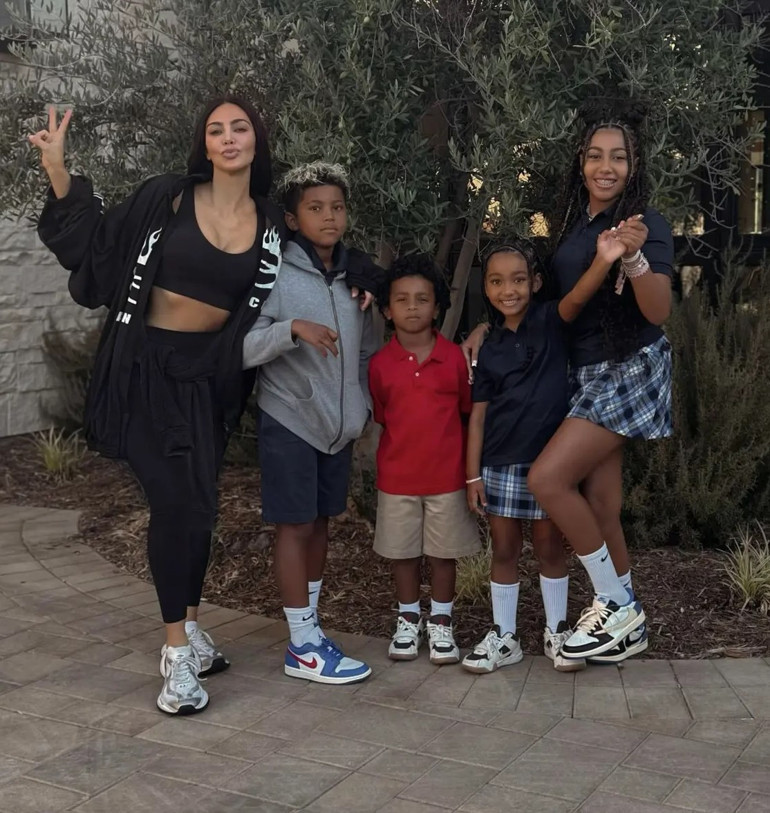  Bari kucağında bebekle doğum pozu vermeseydin