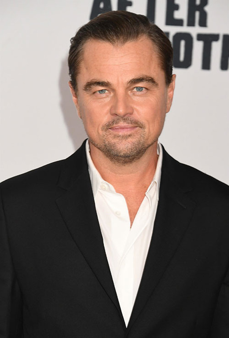  Herkes genç sevgililerini konuşuyor ama onun yolu başka... Yürü hatta koş... Kim tutar seni