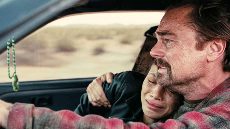  Herkes genç sevgililerini konuşuyor ama onun yolu başka... Yürü hatta koş... Kim tutar seni